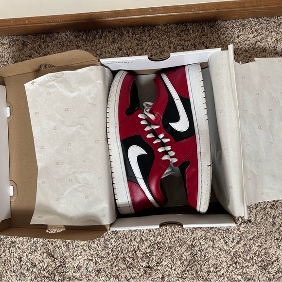 AIR JORDAN 1 LOW - Picture 3 of 8